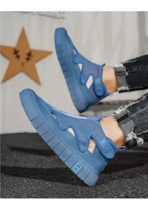 Vista lateral detallada de zapatillas informales azules de malla para hombres