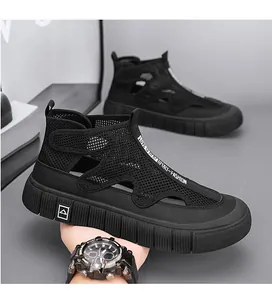 Primer plano de zapatillas casuales de malla negra con correa deportiva
