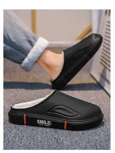 Vue détaillée de sabots d'hiver noirs pour hommes avec doublure en polaire chaude