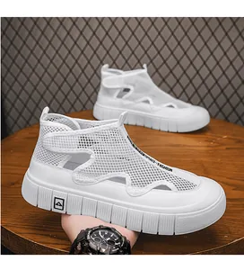 Vista detallada de las zapatillas de malla blanca transpirable con diseño de jaula hueca