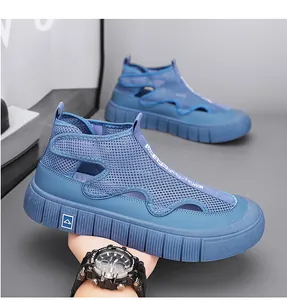 Primer plano de zapatillas azules de malla calada con texturas de diseño transpirables