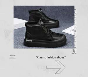 Vue détaillée de bottes de travail noires à tige moyenne et semelles épaisses de style rétro.