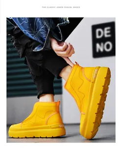 Vue détaillée de baskets montantes jaune vif tendance pour hommes dans un cadre urbain