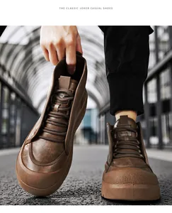 Détail de baskets mi-hautes marron pour hommes dans un style urbain extérieur