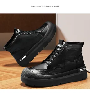 Vue détaillée de chaussures décontractées noires à semelle épaisse et logo latéral