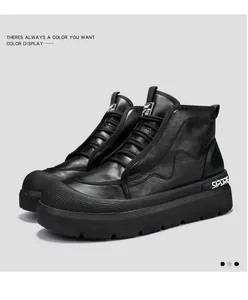 Détail latéral de baskets montantes noires pour hommes avec une semelle épaisse