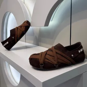 Ανδρικά μοκασίνια από καφέ καστόρι με μοναδικό σχέδιο με λουράκια και επίδεσμο.