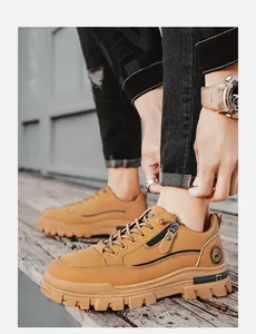 Vista dettagliata di scarpe da lavoro uomo color cuoio con cerniera e suola spessa robusta