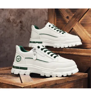 Sneaker da lavoro bianche con dettagli verdi e suola platform su casse di legno