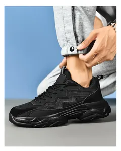 Πλάγια όψη ανδρικών μαύρων chunky sneakers με υφές από πλέγμα και σουέτ υλικό