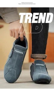 Gros plan de chaussures de travail en daim bleu avec fermeture éclair et semelle robuste