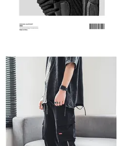 Détail macro de baskets à plateforme en velours noir avec un pantalon cargo urban techwear