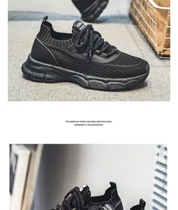 Gros plan de baskets en velours côtelé noir avec semelle épaisse et texture tricotée