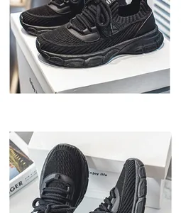 Détail rapproché des baskets respirantes en velours côtelé noir à semelle épaisse