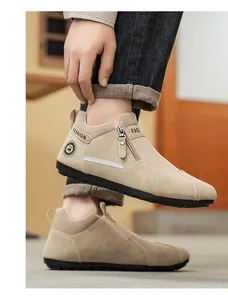 Vue détaillée de baskets montantes en daim beige avec fermeture éclair latérale pratique