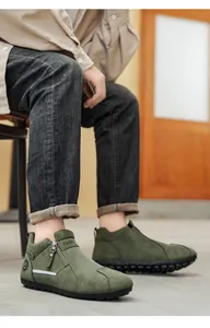 Vue détaillée de chaussures de travail décontractées vert olive avec semelles en caoutchouc