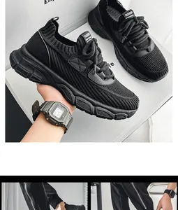 Vue détaillée des baskets noires en velours côtelé avec tige texturée et semelle épaisse