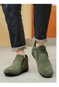 Vue détaillée de chaussures décontractées en daim vert avec texte et fermeture éclair