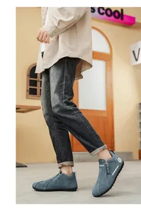 Vue détaillée de côté de chaussures de travail bleues antidérapantes pour hommes.