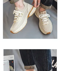 Gros plan de baskets compensées en velours côtelé beige avec un jean noir.