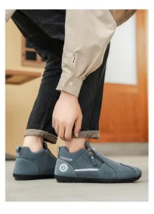 Détail de chaussures décontractées en daim bleu avec fermeture éclair latérale