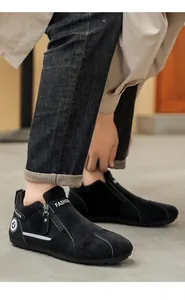 Gros plan de baskets de travail noires avec détail de fermeture éclair et logo de mode.