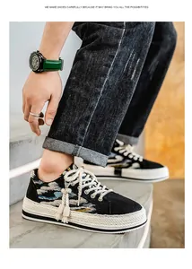 Λεπτομέρεια από ανδρικά πάνινα sneakers με έθνικ παραλλαγή και κορδόνια από σχοινί.