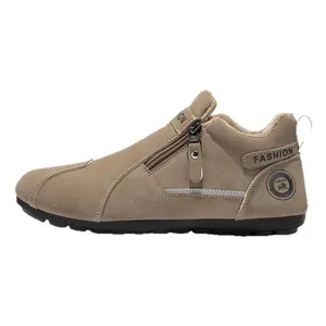 Bottines de travail kaki doublées de polaire avec fermeture éclair et semelle antidérapante.