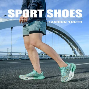 Scarpe da corsa verde menta professionali mostrate in una scena sportiva all'aperto