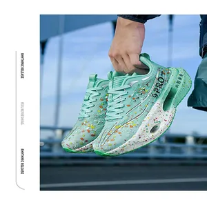 Vista dettagliata delle scarpe da corsa verde menta con motivi a schizzi di vernice