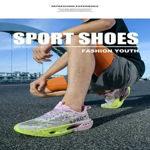 Dettaglio delle scarpe da corsa fluorescenti Red Rabbit 9 Pro su un atleta.