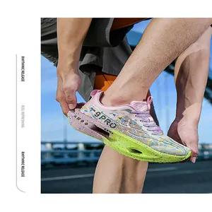 Primo piano di scarpe da corsa fluorescenti vivaci con ammortizzazione 9PRO