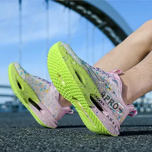 Dettaglio macro di scarpe da corsa rosa neon e verdi con un design a spruzzo unico e vivace