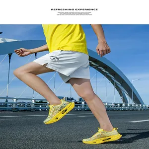 Vista dinamica delle scarpe da corsa Chitu 9 Pro giallo fluo su un atleta maschio