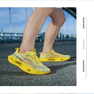 Dettaglio di scarpe da corsa giallo neon con mesh traspirante e scritta 9PRO