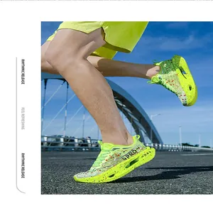 Primo piano di scarpe da corsa 9PRO verde neon in una scena di corsa all'aperto.