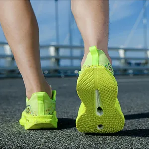 Primo piano di scarpe da corsa verde neon traspiranti per lo sport all'aria aperta.