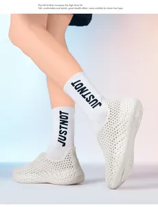 Primer plano de sandalias blancas caladas en 3D para hombre con diseño de panal