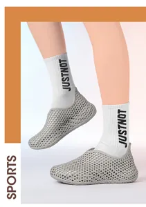 Vista detallada de los zapatos de malla gris impresos en 3D para ropa de playa de verano