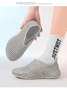 Detalle de sandalias de malla hueca 3D para hombre con diseño de panal transpirable
