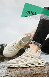 Κοντινό πλάνο μπεζ αναπνεύσιμων sneakers με πλέγμα και κούφια σόλα για άνδρες.