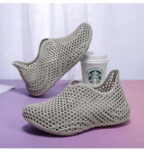 Primer plano de zapatos de playa de verano de malla 3D gris con diseño calado.