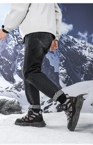 Botas de montaña de invierno para hombre con cierre rotatorio en paisaje nevado