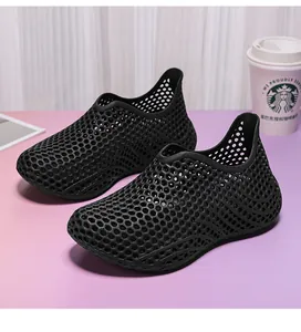 Primer plano de zapatos de agua negros transpirables con diseño de panal en 3D