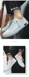 Detailweergave van witte casual sneakers van echt leer met veters en decoratief label.