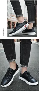 Hoogwaardige zwart leren herensneakers met dikke witte zolen en handige vetersluiting