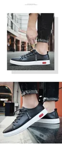 Detailopname van zwarte leren heren sneakers met een stijlvol zijlabel en witte zool