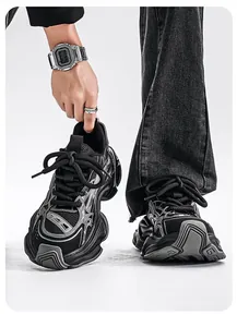 Gros plan de baskets chunky noires respirantes avec maille et une semelle épaisse
