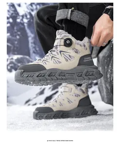 Vista detallada de botas de senderismo de invierno para hombre con forro cálido y hebilla