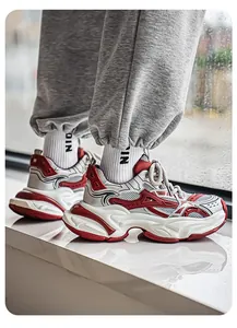 Détail des baskets dad shoes en mesh rouge et blanc à semelles épaisses pour hommes